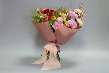 Geçmişe dönük güzel bir gelin buketi, gri arkaplan, seçici odak