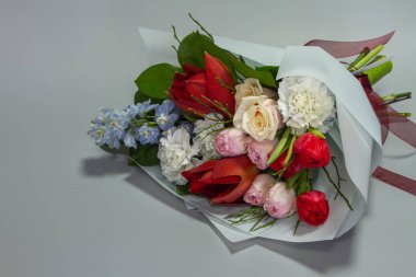 Parlak renklerde güzel bir yaz buketi, gri arka plan, seçici odak