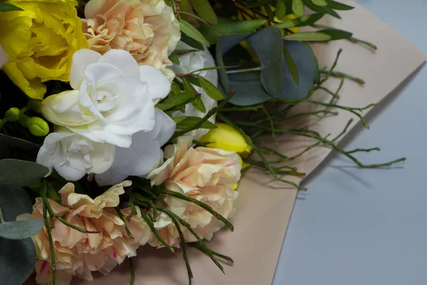 ヴィンテージスタイル ライトグレーの背景 選択的なフォーカスで美しい花束の詳細を閉じます — ストック写真