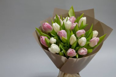 Yaklaş. Hayat buketi beyaz ve pembe şişmemiş laleler, seçici odaklanma.