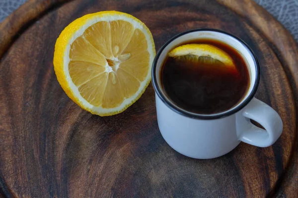 Secangkir Kopi Hitam Dengan Irisan Lemon Pada Taplak Meja Abu — Stok Foto