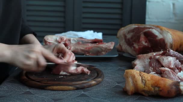 猪肉指关节卷 女厨师切肉 产茶饮食 低碳水化合物饮食 选择性集中注意等的逐步食谱 — 图库视频影像