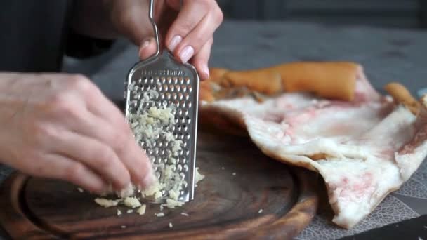 Stap Voor Stap Recept Voor Varkensvlees Knokkelrol Vrouw Koken Wrijft — Stockvideo