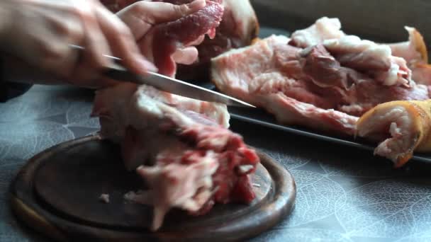 豚肉のナックルロールのためのステップバイステップのレシピ 女性の料理は骨から肉を分離 ケトジェネティックな食事 低炭水化物の食事 選択的な焦点 — ストック動画