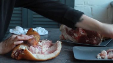 Adım adım domuz eti rulosu, kadın aşçı rulo köfte, ketojenik diyet, düşük karbonhidrat diyeti, seçici odaklanma