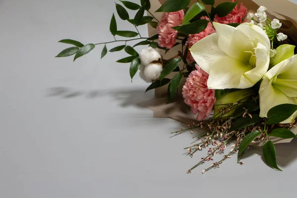 ヒパストラム アリウム カーネーション ラスク ジェニスタ コットンの新鮮な花束を灰色の背景に閉じ 選択的な焦点 — ストック写真