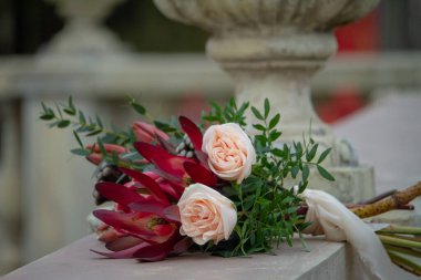 Halka açık bir parkta güzel bir buket çiçek ya da taş korkuluk, selamlama konsepti