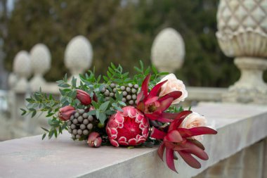 Halka açık bir parkta güzel bir buket çiçek ya da taş korkuluk, selamlama konsepti