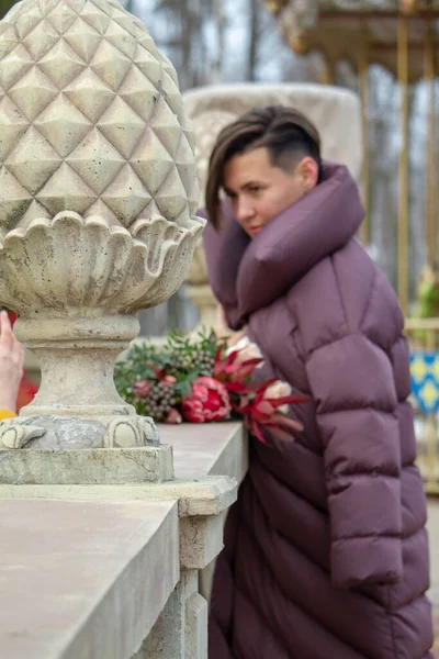 Dunkelhaarige Mädchen Mit Einem Blumenstrauß Einem Frühlingspark Grußwort Konzept — Stockfoto