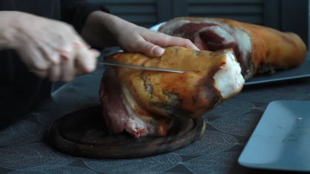 豚肉のナックルロールのためのステップバイステップのレシピ 女性の料理は 豚肉のシャンクから皮膚を分離 ケトジェネティックな食事 低炭水化物の食事 選択的な焦点 — ストック動画