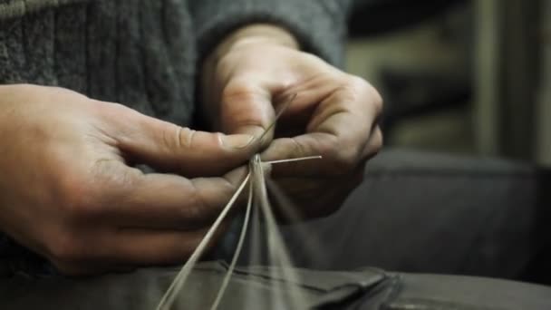 Närbild Master Juvelerare Börjar Produkt Väva Ett Silver Armband Selektivt — Stockvideo