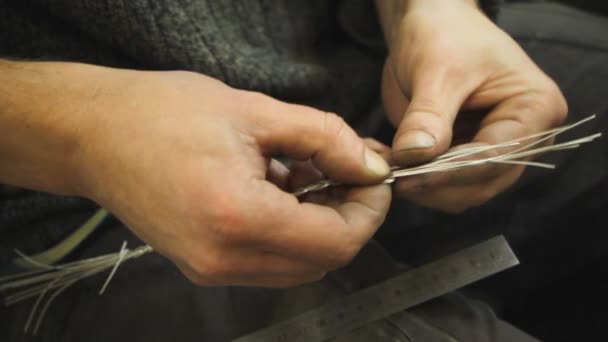 特写镜头主珠宝商开始新产品 编织银手镯 选择性聚焦 — 图库视频影像