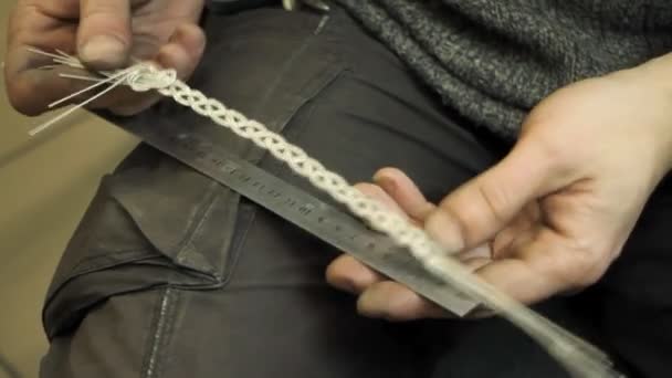 Nahaufnahme Juweliermeister Beginnt Ein Neues Produkt Weben Eines Silbernen Armbands — Stockvideo