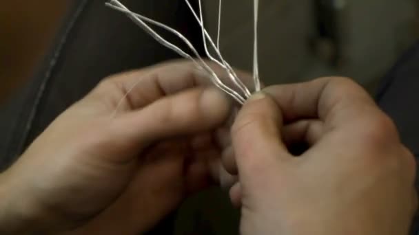 Närbild Master Juvelerare Börjar Produkt Väva Ett Silver Armband Selektivt — Stockvideo