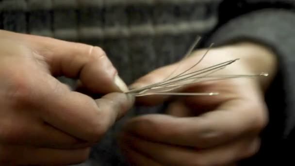 Nahaufnahme Juweliermeister Beginnt Ein Neues Produkt Weben Eines Silbernen Armbands — Stockvideo