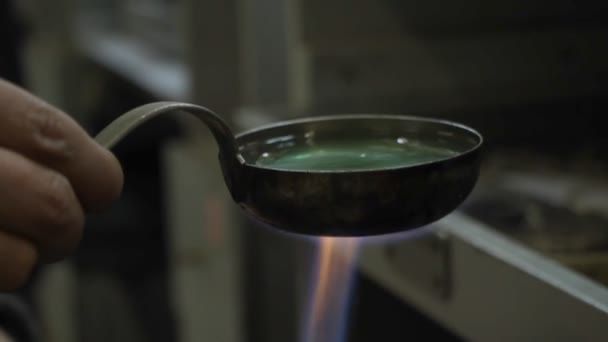 クローズアップマスタージュエリーは 化学溶液中で銀のブレスレットを沸かす 手作りの銀のジュエリー 選択的な焦点 — ストック動画