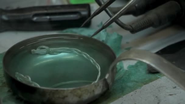 Yakın Plan Kuyumcu Gümüş Bir Bileziği Kimyasal Çözeltide Kaynatıyor Yapımı — Stok video