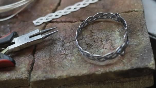 Gros Plan Bracelet Argent Fini Sur Bureau Bijoutier Production Manuelle — Video