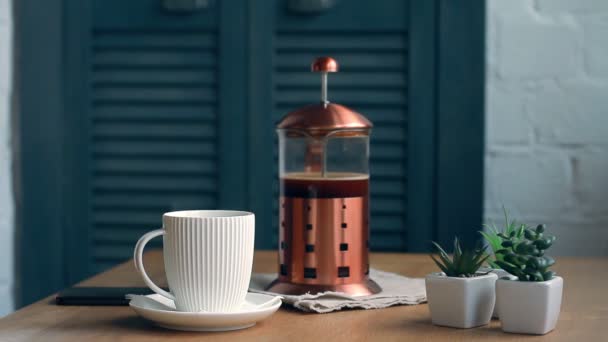 早餐咖啡 法国媒体与新鲜煮好的咖啡和一个白色杯子与蒸气腾腾的饮料在木制桌子上 有选择的焦点 — 图库视频影像