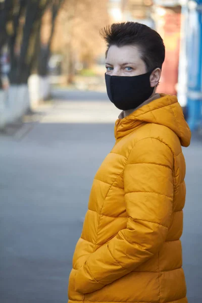 Μεσήλικη Ευρωπαία Γυναίκα Προστατευτική Μαύρη Μάσκα Γυναίκα Που Φοράει Μάσκα — Φωτογραφία Αρχείου
