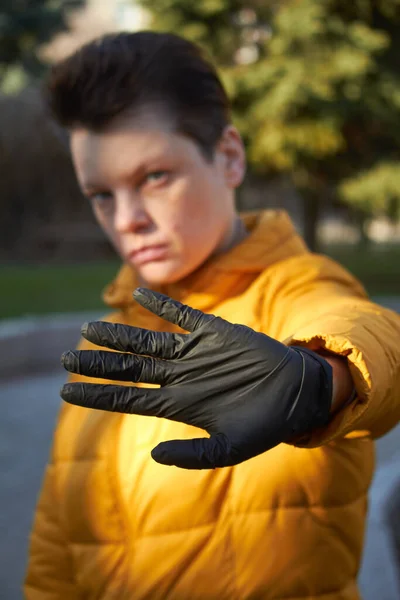 Μια Μεσήλικη Ευρωπαία Γυναίκα Προστατευτικά Μαύρα Γάντια Κάνει Μια Προειδοποιητική — Φωτογραφία Αρχείου