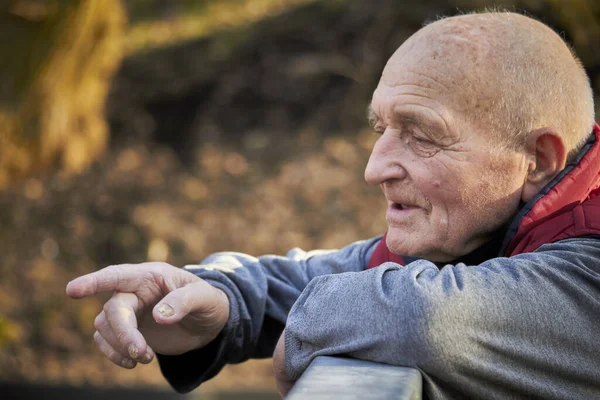 Homem Oitenta Anos Caminha Parque Público Apontando Para Algum Lugar — Fotografia de Stock