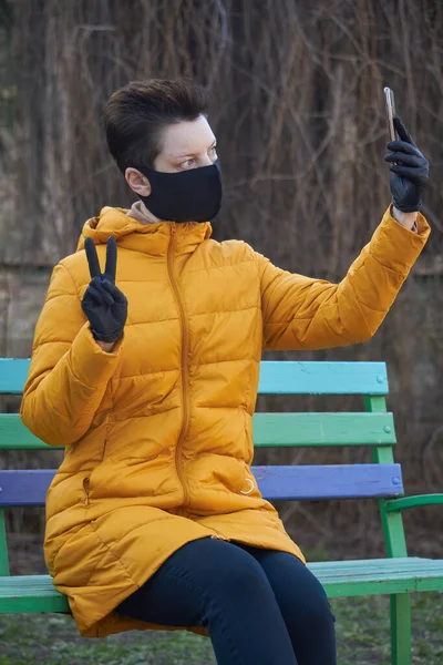 Μεσήλικη Ευρωπαία Γυναίκα Προστατευτική Μαύρη Μάσκα Και Γάντια Βγάζει Selfie — Φωτογραφία Αρχείου