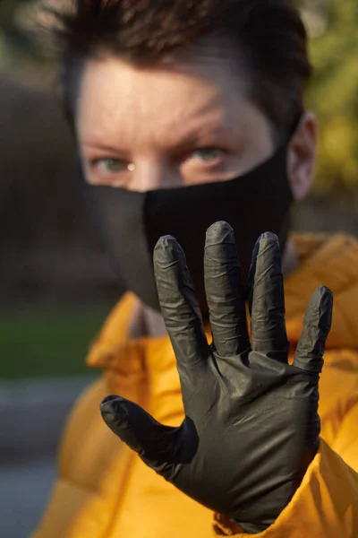 Μεσήλικη Ευρωπαία Γυναίκα Προστατευτική Μαύρη Μάσκα Κάνει Μια Προειδοποιητική Χειρονομία — Φωτογραφία Αρχείου