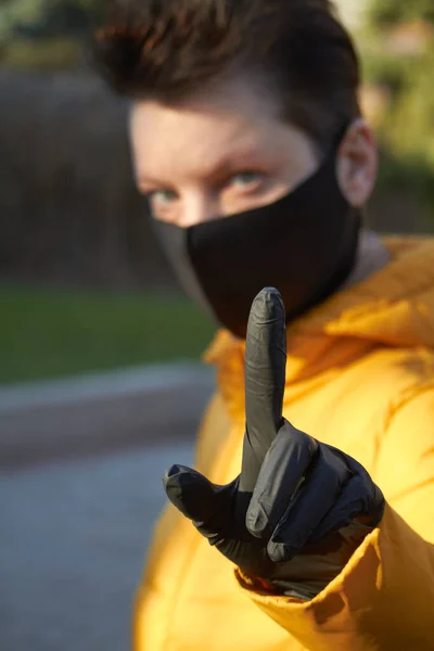 Μεσήλικη Ευρωπαία Γυναίκα Προστατευτική Μαύρη Μάσκα Κάνει Μια Προειδοποιητική Χειρονομία — Φωτογραφία Αρχείου
