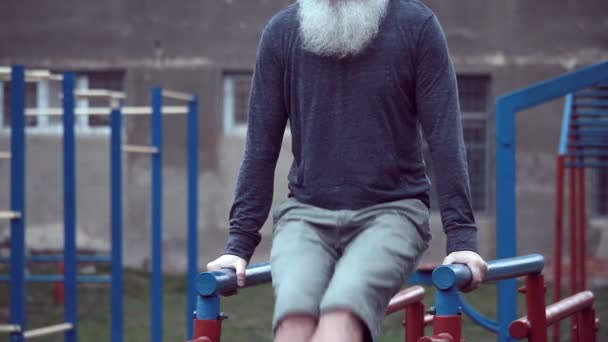 Güçlü Kaslı Kolları Olan Yaşlı Sakallı Bir Adam Dışarıda Egzersiz — Stok video