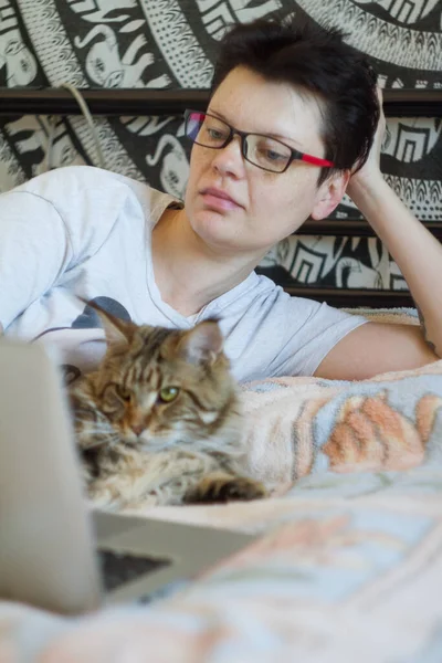 Koncepcja Pobytu Domu Pobyt Bezpieczny Kobieta Kot Maine Coon Leżą — Zdjęcie stockowe