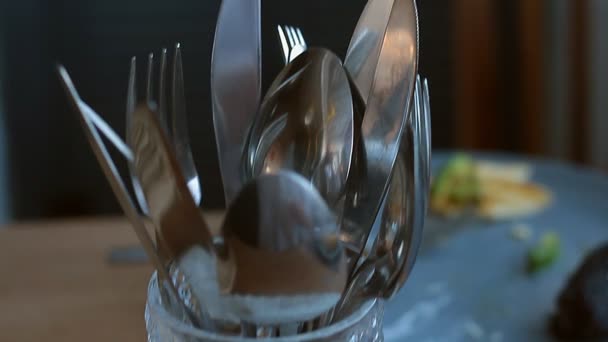 Женщина Ест Завтрак Омлет Авокадо Кетогенная Пища Реальная Жизнь Избирательный — стоковое видео