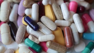 Pek çok renkli hapın yakın çekimi, çeşitli hastalıkların tedavisi, koronavirüs salgını, seçici odaklanma