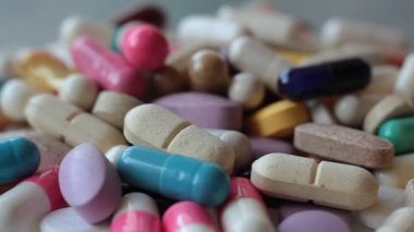 Pek çok renkli hapın yakın çekimi, çeşitli hastalıkların tedavisi, koronavirüs salgını, seçici odaklanma