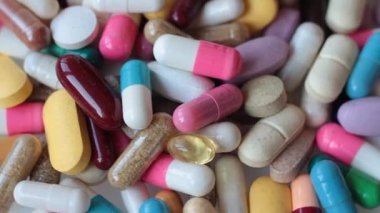 Pek çok renkli hapın yakın çekimi, çeşitli hastalıkların tedavisi, koronavirüs salgını, seçici odaklanma