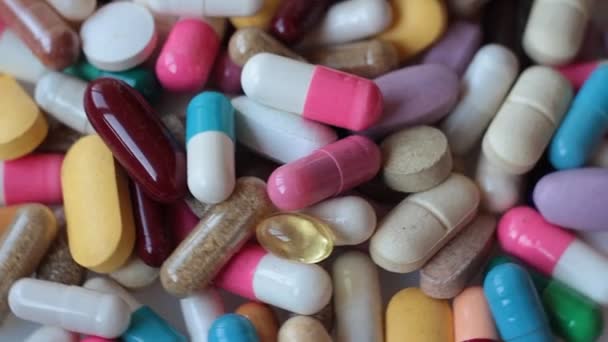 Zbliżenie Wielu Kolorowych Tabletek Lekarstwo Różne Choroby Epidemia Koronawirusów Selektywne — Wideo stockowe