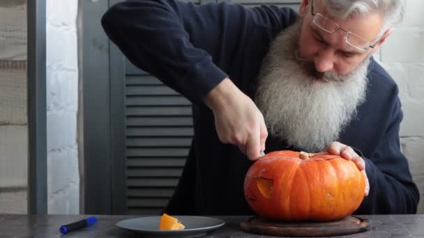 Vit Mogen Skäggig Man Gör Pumpa Lykta Jack Lantern Markera — Stockvideo