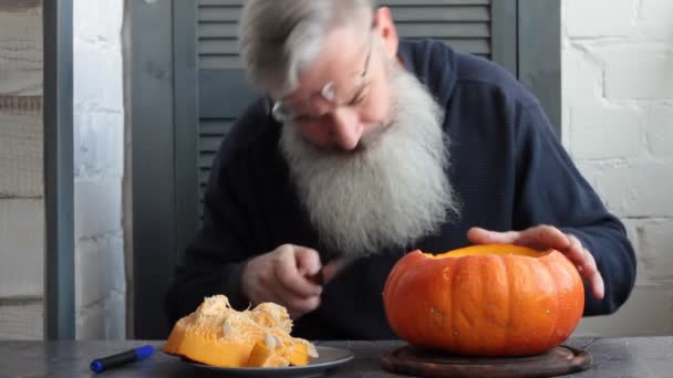 Blanke Volwassen Man Met Baard Maakt Pompoen Lantaarn Jack Lantaarn — Stockvideo