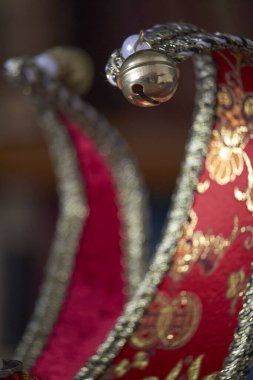 Son derece yakın plan geleneksel Venedik karnaval maskesi kütüphanedeki ahşap masanın üzerinde zengin bir dekor, seçici bir odak noktası.