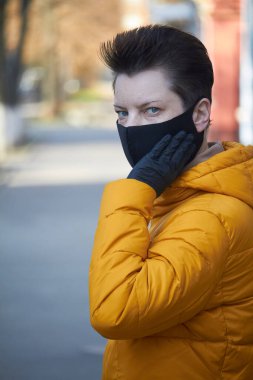 Korunaklı siyah maskeli orta yaşlı Avrupalı kadın, Coronavirus COVID-19 salgını sırasında maske takan kadın. Salgın sırasında koruyucu takan hasta kadın..