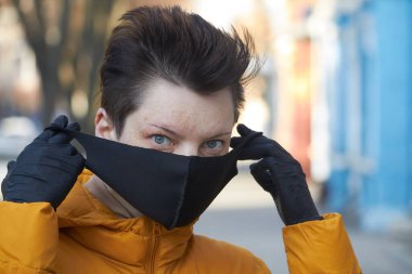 Korunaklı siyah maskeli orta yaşlı Avrupalı kadın, Coronavirus COVID-19 salgını sırasında maske takan kadın. Salgın sırasında koruyucu takan hasta kadın..