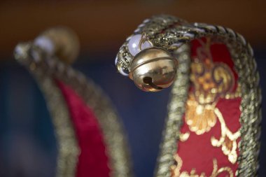 Son derece yakın plan geleneksel Venedik karnaval maskesi kütüphanedeki ahşap bir masada zengin bir dekor, seçici bir odak