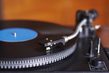 Pikabın mavi müzik kaydına aşırı yakın çekim, müzik çalan pikap iğnesi, seçici odak