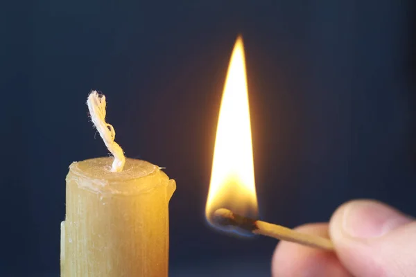 Nahaufnahme Männliche Hand Hält Brennendes Streichholz Und Zündet Gelbe Kerze — Stockfoto