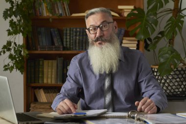 Mesafe öğrenme kavramı. Öğretmen öğretmen kameraya ve somurtmalara bakıyor, seçici odaklanma