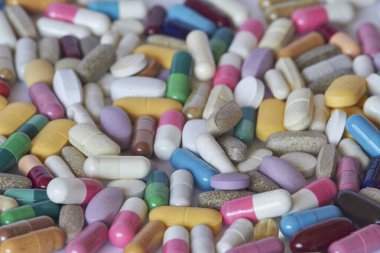 Tedavi kavramı, farmakolojik hazırlık seçenekleri, çok renkli ilaç hapları ve kapsüller, seçici odaklanma