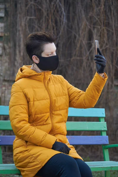 Μεσήλικη Ευρωπαία Γυναίκα Προστατευτική Μαύρη Μάσκα Και Γάντια Βγάζει Selfie — Φωτογραφία Αρχείου