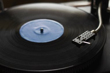 Pikabın mavi müzik kaydının kapatılması, müzik çalan pikap iğnesi, seçici odak