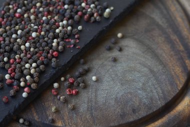 Biber baharat dokusu. Çok renkli biber taneleri, renkli karışık taneler. Seçici odak.