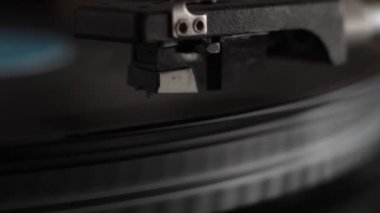 Son derece yakın plan erkek eli retro plakçalara başlıyor, stili bırakın, seçici odaklanma